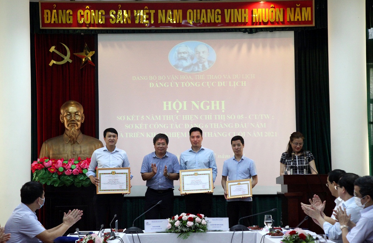 Tập thể và cá nhân có thành tích xuất sắc trong học tập và làm theo tư tưởng, đạo đức, phong cách Hồ Chí Minh giai đoạn 2016-2021 nhận Giấy khen của Đảng ủy Bộ VHTTDL